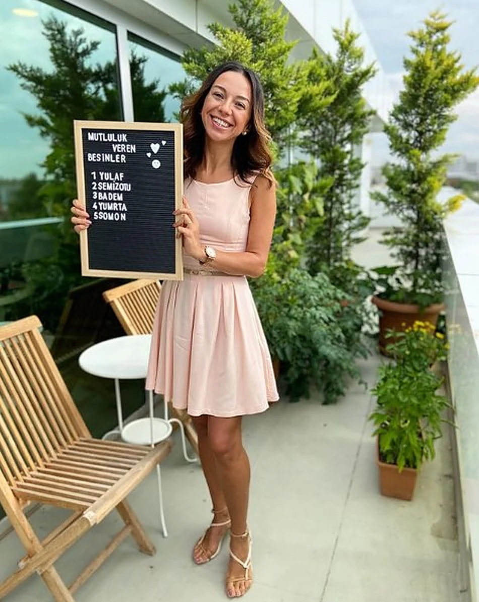 Tuğçe Ergen Sökmen terasta, Diyetisyen Tuğçe Ergen Sökmen, Ankara diyetisyen, Beysukent diyetisyen, Çankaya diyetisyen, online diyetisyen, online diyet, beslenme danışmanlığı, sağlıklı beslenme, kilo verme